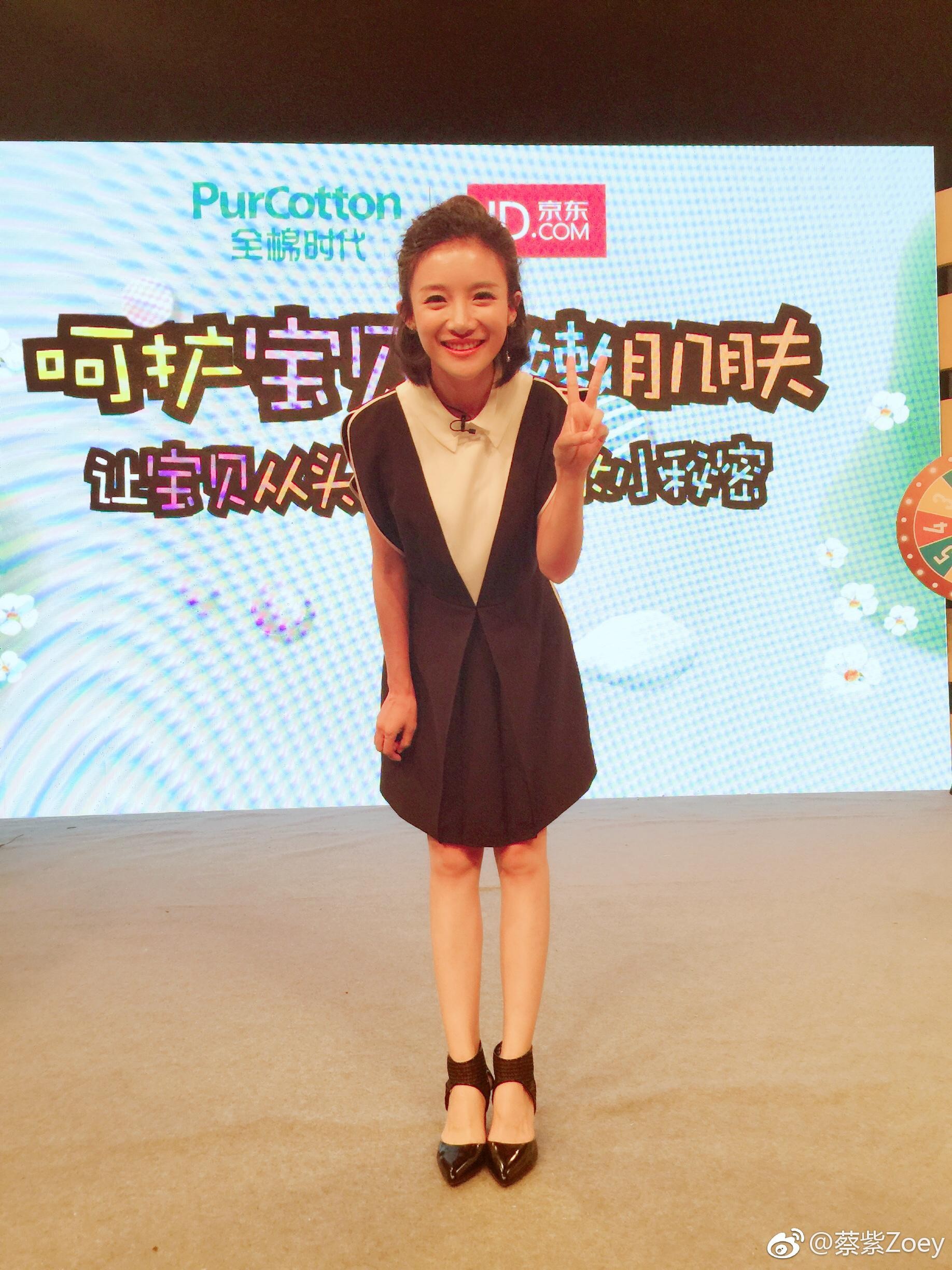 主持风尚优雅绽放 镜头下的魅力定格 录制间隙蔡紫侧身而立,身姿挺拔,展现出主持人良好的形体素养与精神风貌